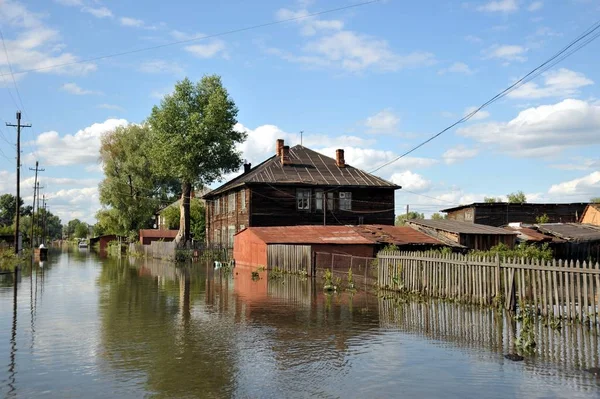 Inundación. El río Ob, que surgió de las orillas, inundó las afueras de la ciudad . — Foto de Stock