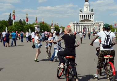  İnsanlar VDKNh (tüm Rusya Sergi Merkezi, zafer günü dinlenme).