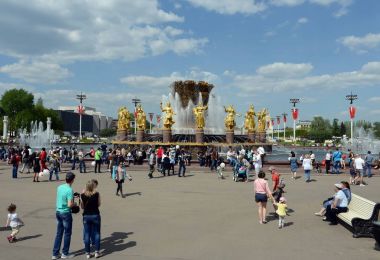 İnsanlar istirahat zafer gününde, VDKNh (tüm Rusya Sergi Merkezi) halklar dostluk Çeşmede.