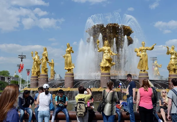 La gente está descansando en la fuente de la Amistad de los Pueblos en VDNKh (Centro de Exposiciones de toda Rusia) en el Día de la Victoria . —  Fotos de Stock