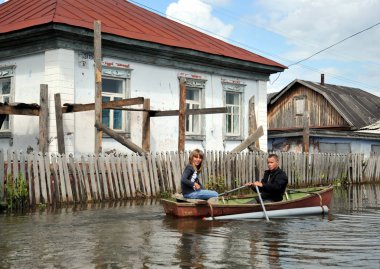  Halk sokaklarda tekne ile hareket ettirin. Bankalar dışında geldi, Ob nehir kentin eteklerinde sular altında..