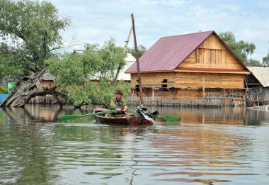  Halk sokaklarda tekne ile hareket ettirin. Bankalar dışında geldi, Ob nehir kentin eteklerinde sular altında..