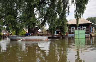  Halk sokaklarda tekne ile hareket ettirin. Bankalar dışında geldi, Ob nehir kentin eteklerinde sular altında..