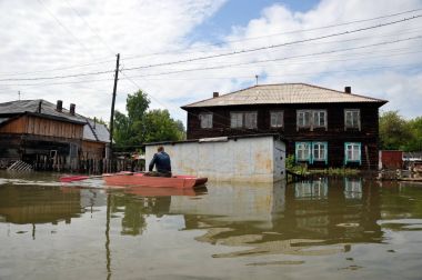  Halk sokaklarda tekne ile hareket ettirin. Bankalar dışında geldi, Ob nehir kentin eteklerinde sular altında..
