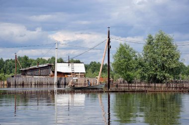  Halk sokaklarda tekne ile hareket ettirin. Bankalar dışında geldi, Ob nehir kentin eteklerinde sular altında..