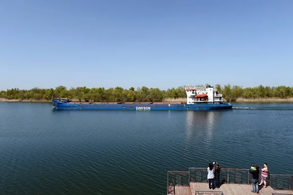 Сухогруз "Орел-4" на реке Дон возле села Романовская Ростовской области . — стоковое фото