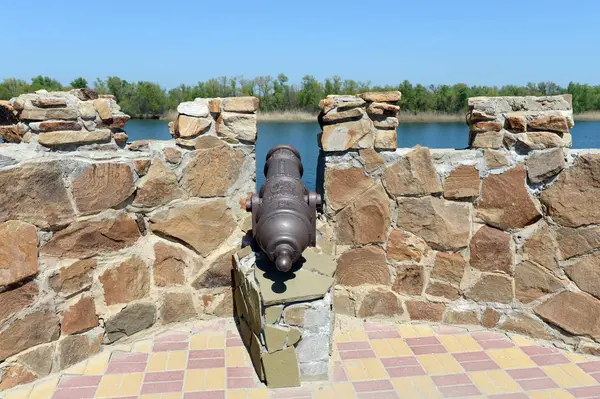 Um canhão no dique na aldeia de Romanovskaya, região de Rostov . — Fotografia de Stock