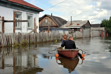 Halk sokaklarda tekne ile hareket ettirin. Bankalar dışında geldi, Ob nehir kentin eteklerinde sular altında..