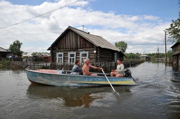 Halk sokaklarda tekne ile hareket ettirin. Bankalar dışında geldi, Ob nehir kentin eteklerinde sular altında..