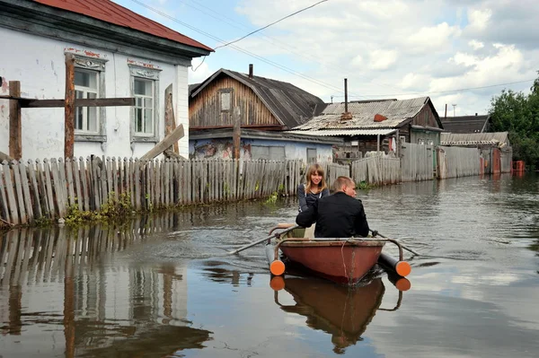 Halk sokaklarda tekne ile hareket ettirin. Bankalar dışında geldi, Ob nehir kentin eteklerinde sular altında..