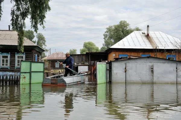 Halk sokaklarda tekne ile hareket ettirin. Bankalar dışında geldi, Ob nehir kentin eteklerinde sular altında..