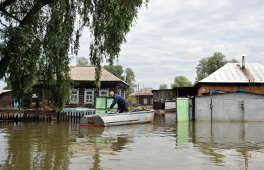  Halk sokaklarda tekne ile hareket ettirin. Bankalar dışında geldi, Ob nehir kentin eteklerinde sular altında..