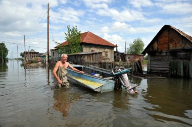  Halk sokaklarda tekne ile hareket ettirin. Bankalar dışında geldi, Ob nehir kentin eteklerinde sular altında..
