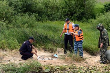  Polis memurları balık--dan bir balıkçı Oka Nehri üzerinde kaçak avcılık için al.