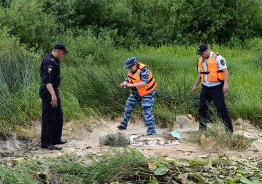  Polis memurları balık--dan bir balıkçı Oka Nehri üzerinde kaçak avcılık için al.