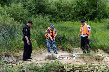  Polis memurları balık--dan bir balıkçı Oka Nehri üzerinde kaçak avcılık için al.