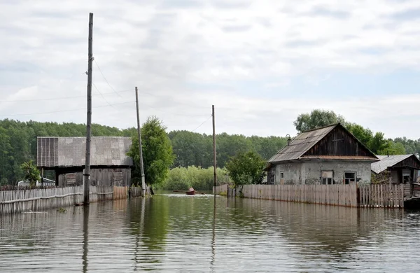 Les habitants se déplacent dans les rues en bateau. La rivière Ob, qui sortait des berges, inondait la périphérie de la ville . — Photo