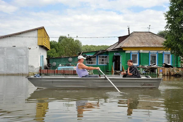  Halk sokaklarda tekne ile hareket ettirin. Bankalar dışında geldi, Ob nehir kentin eteklerinde sular altında..