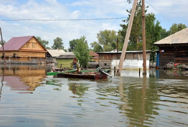  Halk sokaklarda tekne ile hareket ettirin. Bankalar dışında geldi, Ob nehir kentin eteklerinde sular altında..