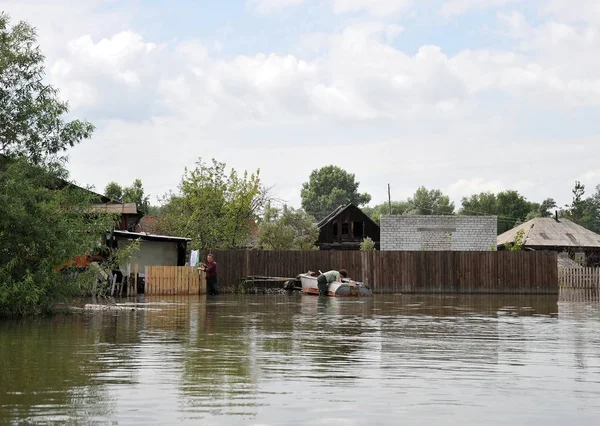  Halk sokaklarda tekne ile hareket ettirin. Bankalar dışında geldi, Ob nehir kentin eteklerinde sular altında..