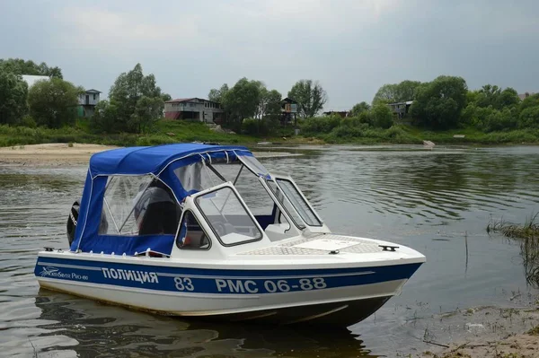 Un bote policial frente a la costa en el río Oka . — Foto de Stock