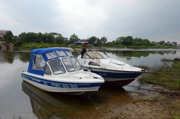 Barche della polizia al largo della costa sull'Oka . — Foto Stock