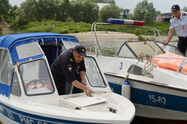 Polisbåtar förbereder sig för att ange raid. — Stockfoto