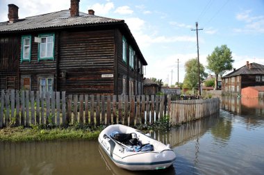 Sel. Nehri kıyılarından ortaya çıkan, Ob, kentin eteklerinde sular altında. Tekne ev sakinlerinin yakın:
