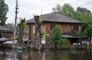  Sel. Nehri kıyılarından ortaya çıkan, Ob, kentin eteklerinde sular altında. Tekne ev sakinlerinin yakın: