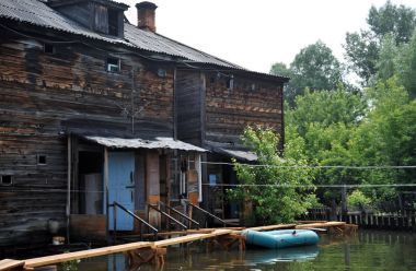  Sel. Nehri kıyılarından ortaya çıkan, Ob, kentin eteklerinde sular altında. Tekne ev sakinlerinin yakın: