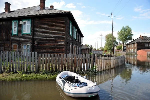 Sel. Nehri kıyılarından ortaya çıkan, Ob, kentin eteklerinde sular altında. Tekne ev sakinlerinin yakın: