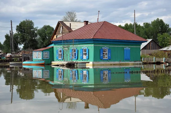 Sel. Nehri kıyılarından ortaya çıkan, Ob, kentin eteklerinde sular altında. Tekne ev sakinlerinin yakın: