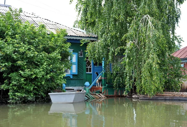  Sel. Nehri kıyılarından ortaya çıkan, Ob, kentin eteklerinde sular altında. Tekne ev sakinlerinin yakın:
