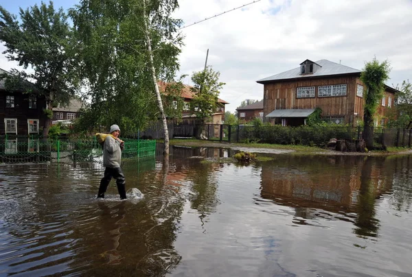  Yerel halk sokaklarda bir sel sırasında hareket. Bankalar dışında geldi, Ob nehir kentin eteklerinde sular altında..