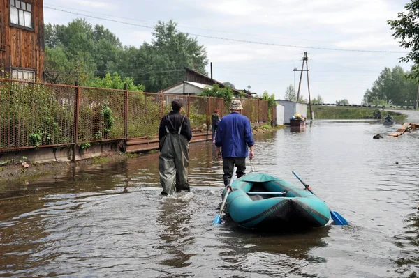 Місцеві жителі переміщення по вулицях під час повені. Обі, який вийшов з банками, затоплені околиці міста. — стокове фото