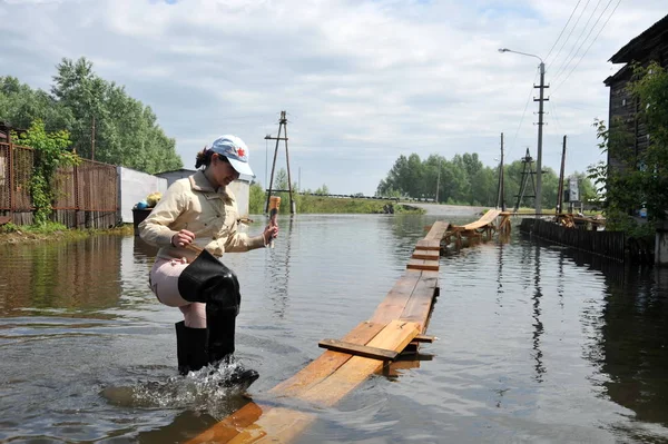 Місцеві жителі переміщення по вулицях під час повені. Обі, який вийшов з банками, затоплені околиці міста. — стокове фото