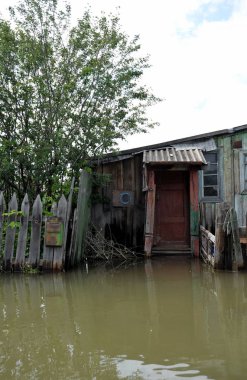 Sel. Nehri kıyılarından ortaya çıkan, Ob, kentin eteklerinde sular altında..