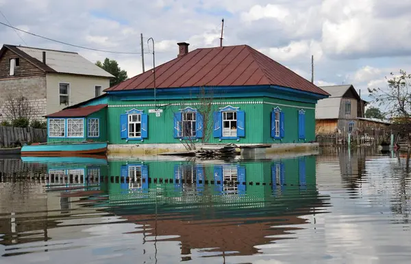   Sel. Nehri kıyılarından ortaya çıkan, Ob, kentin eteklerinde sular altında. Tekne ev sakinlerinin yakın: