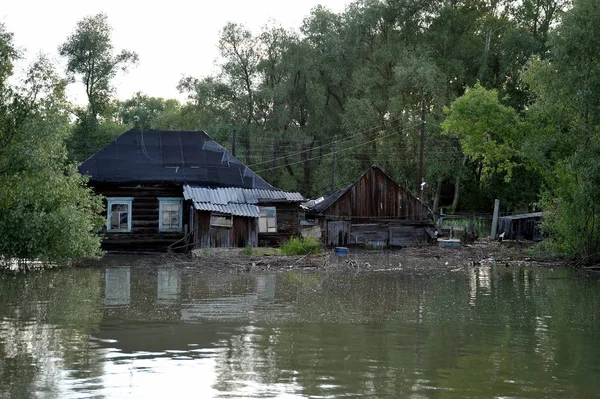 Потоп. Река Обь, вышедшая с берегов, затопила окраины города. . — стоковое фото