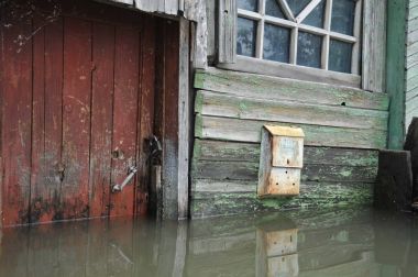  Su baskını sırasında posta kutusu. Nehri kıyılarından ortaya çıkan, Ob, kentin eteklerinde sular altında..