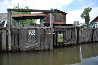  Su baskını sırasında posta kutusu. Nehri kıyılarından ortaya çıkan, Ob, kentin eteklerinde sular altında..