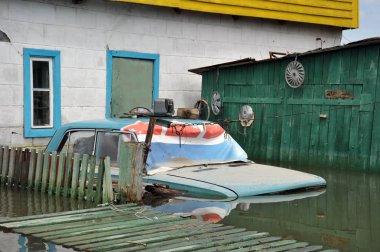 Sular altında araba. Nehri kıyılarından ortaya çıkan, Ob, kentin eteklerinde sular altında..