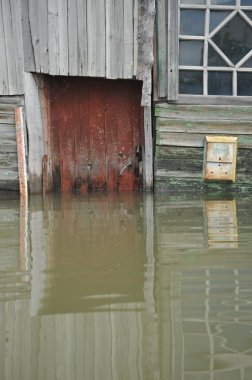  Su baskını sırasında posta kutusu. Nehri kıyılarından ortaya çıkan, Ob, kentin eteklerinde sular altında..