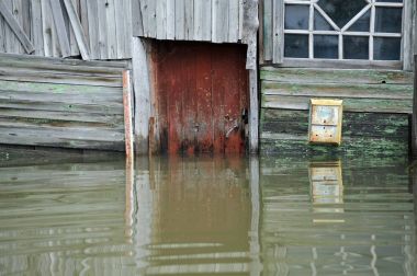 Su baskını sırasında posta kutusu. Nehri kıyılarından ortaya çıkan, Ob, kentin eteklerinde sular altında..