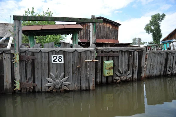  Su baskını sırasında posta kutusu. Nehri kıyılarından ortaya çıkan, Ob, kentin eteklerinde sular altında..