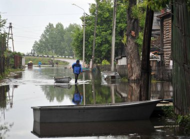 Yerel halk sokaklarda bir sel sırasında hareket. Bankalar dışında geldi, Ob nehir kentin eteklerinde sular altında..
