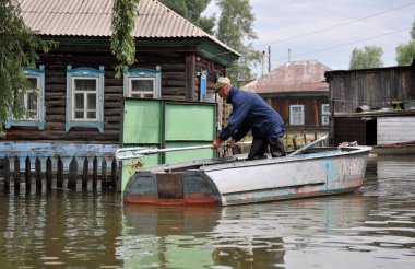 Halk sokaklarda tekne ile hareket ettirin. Bankalar dışında geldi, Ob nehir kentin eteklerinde sular altında..