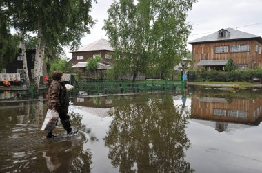  Yerel halk sokaklarda bir sel sırasında hareket. Bankalar dışında geldi, Ob nehir kentin eteklerinde sular altında..