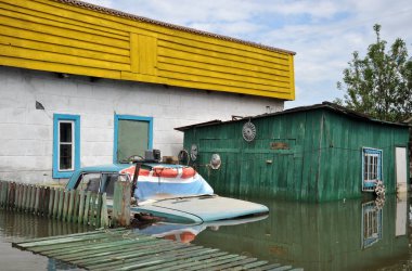  Sular altında araba. Nehri kıyılarından ortaya çıkan, Ob, kentin eteklerinde sular altında..