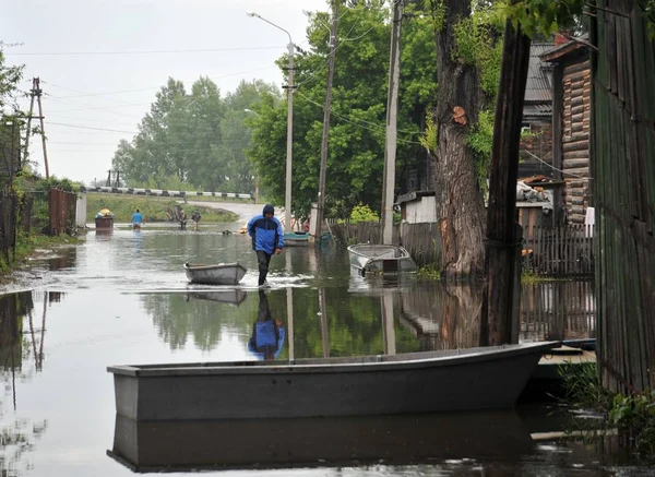  Yerel halk sokaklarda bir sel sırasında hareket. Bankalar dışında geldi, Ob nehir kentin eteklerinde sular altında..